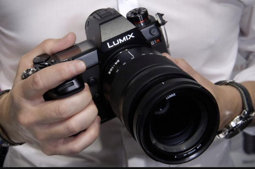 Family resemblance: But this S1R seems to have a dash of the Leica SL in its profile. It is more slab-sided and less rounded than the G9 (above)